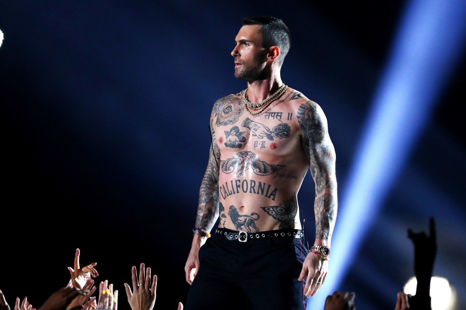 Ο Adam Levine των Maroon 5 «τελείωσε» με τα τατουάζ: «Πονάει τόσο φρικτά»