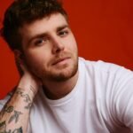 Alex Warren: «Ελπίζω να γίνω καλός μπαμπάς» – Το νέο άλμπουμ, οι εκλιπόντες γονείς του και η ζωή μετά το «Ordinary»