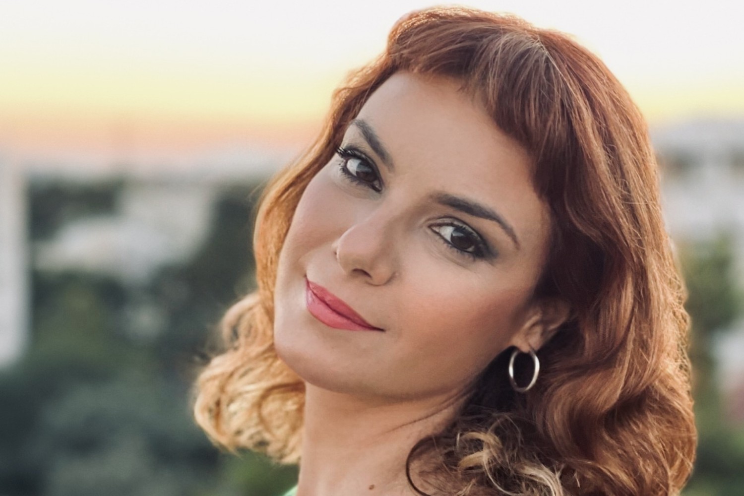 «Κάθε Ιούλη»: Η Ανδριάνα Μπάμπαλη μας ταξιδεύει σε καλοκαίρια που δεν χάθηκαν ποτέ