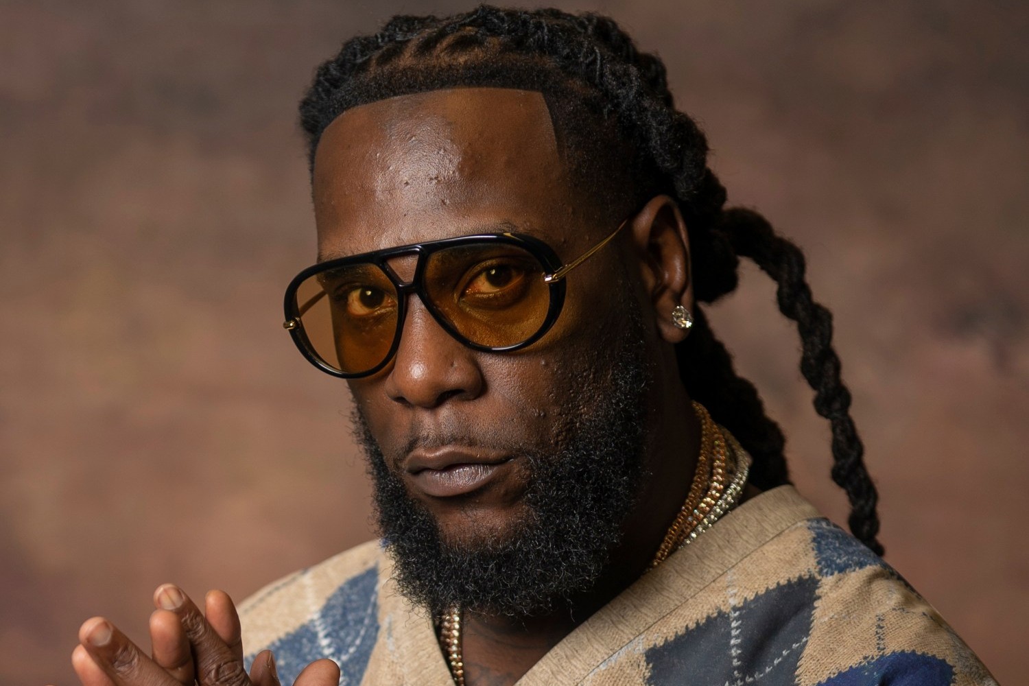 «Empty Chairs»: Burna Boy και Mick Jagger σε μία απρόσμενη συνεργασία – H Afrobeats συναντά τη rock