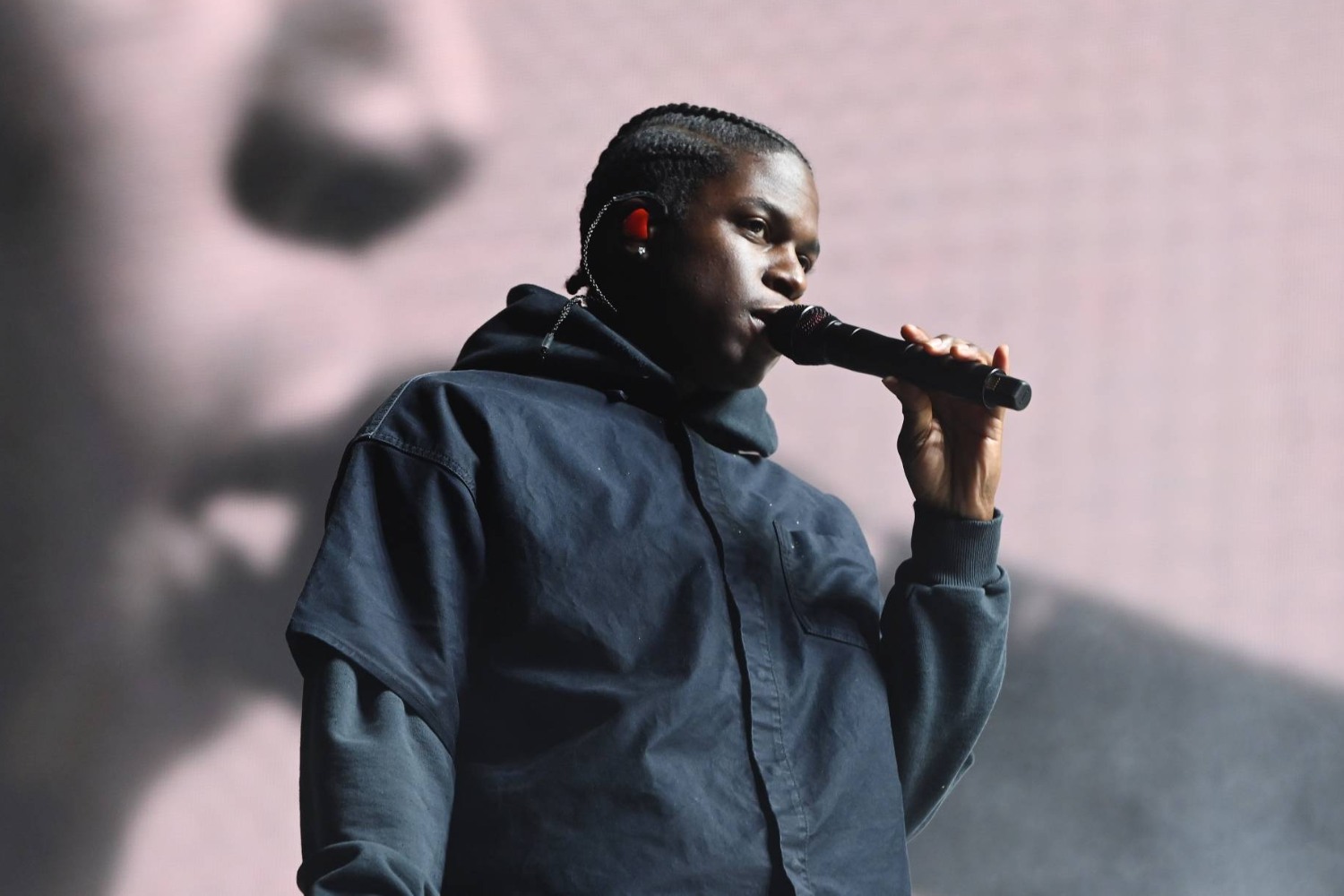 Daniel Caesar: Η ευλογία της συνεργασίας με τον Tyler, the Creator και ο απεριόριστος σεβασμός στον Justin Bieber
