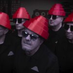 Devo: Η απο-εξέλιξη είναι τώρα – Ντοκιμαντέρ στο Netflix, ανανεωμένα βίντεο και αποχαιρετιστήρια περιοδεία
