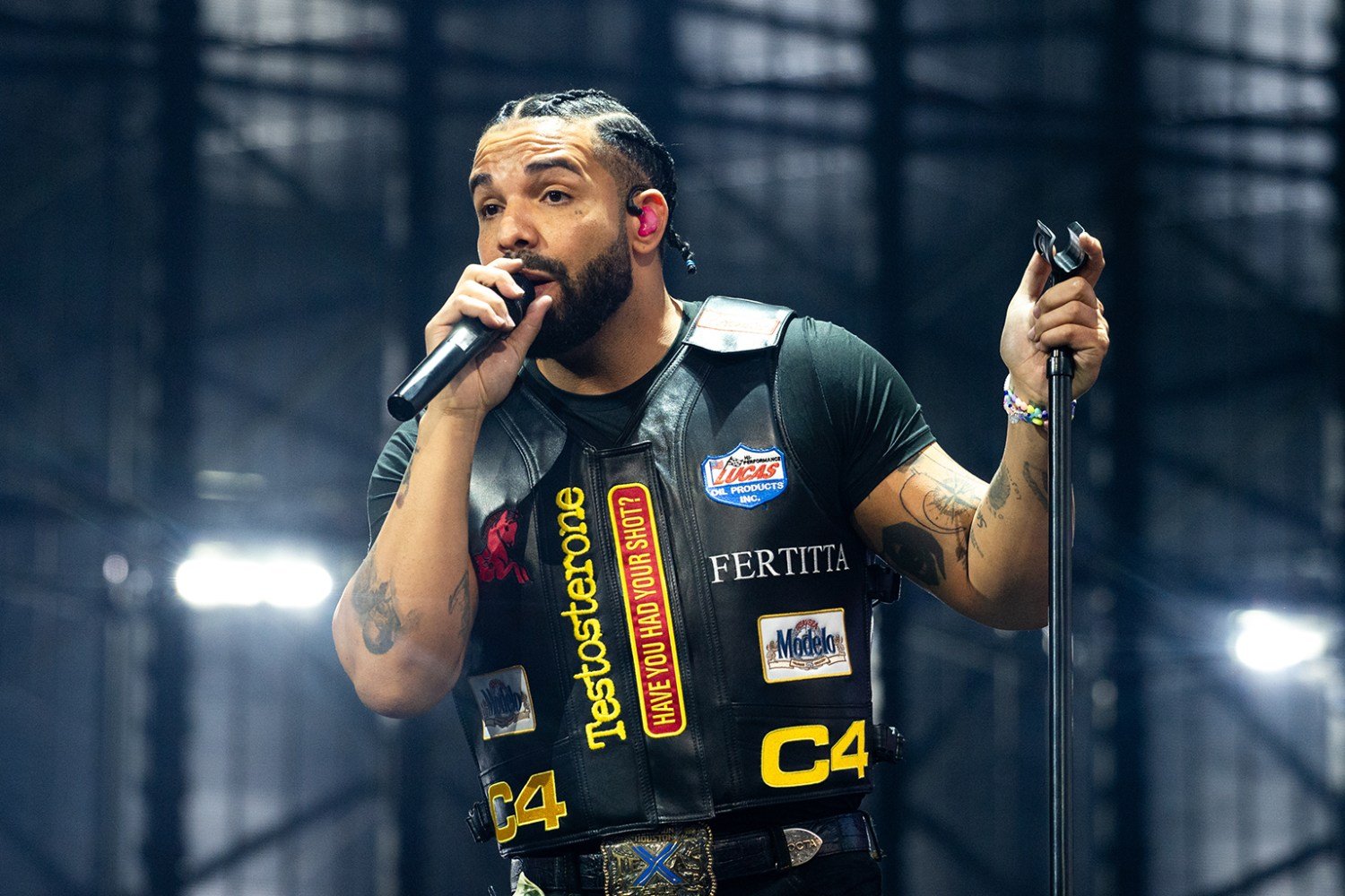 Drake: Ισοφάρισε την Taylor Swift στην κορυφή των σόλο καλλιτεχνών με τα περισσότερα No. 1 άλμπουμ