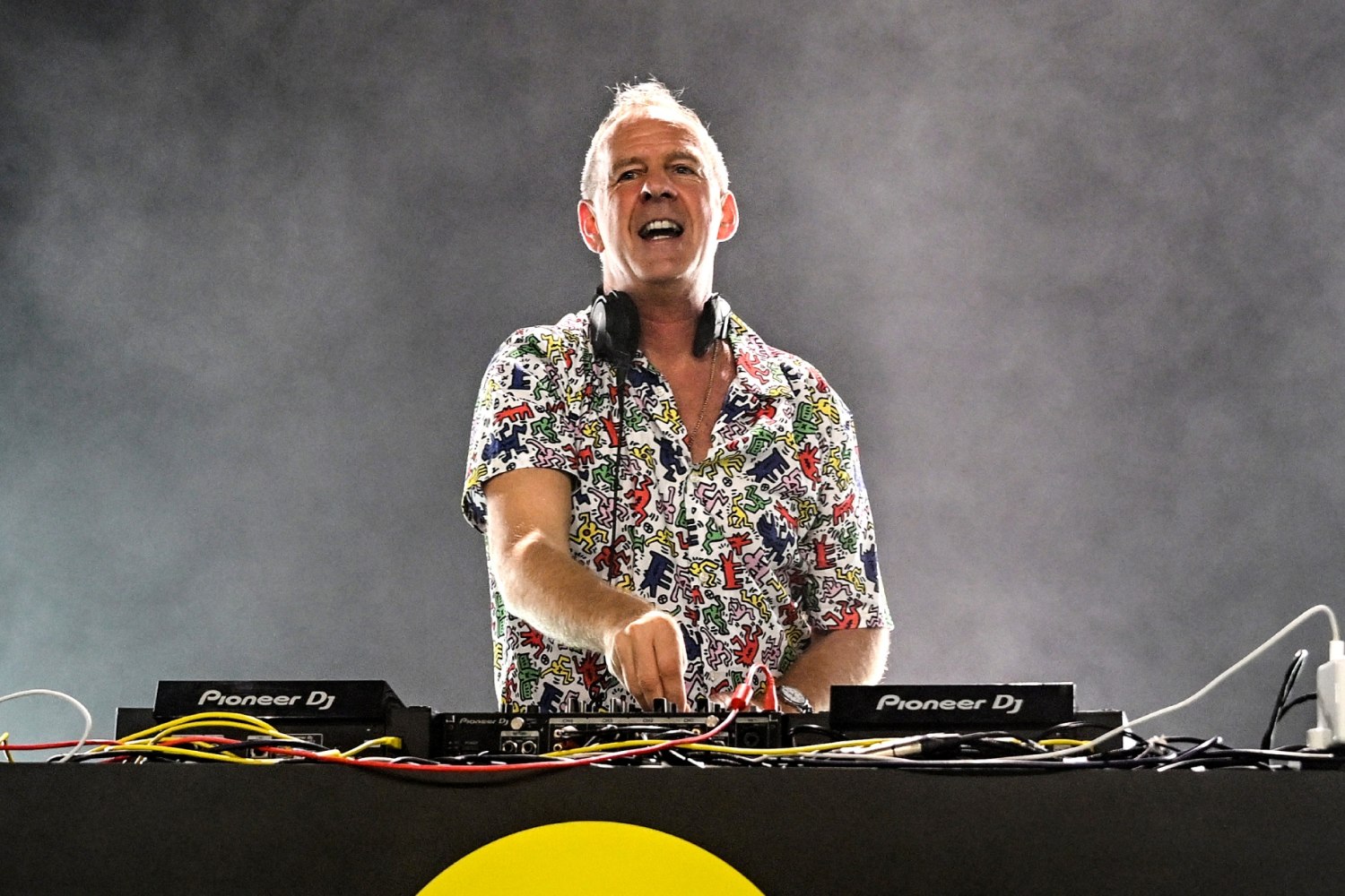 Ο Fatboy Slim γιορτάζει 40 χρόνια καριέρας με το νέο βιβλίο «It Ain’t Over… ‘Til The Fatboy Sings»