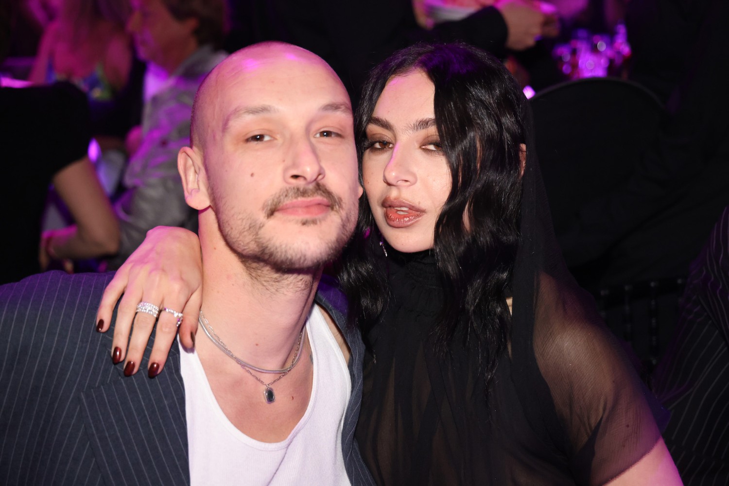 Παντρεύτηκαν η Charli XCX και ο George Daniel των The 1975 – Ο γάμος – έκπληξη στο Λονδίνο