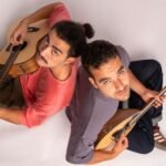 Οι Γιαγκίνηδες επιστρέφουν με το live album «Όλοι Όρθιοι» και το ρεμπέτικο βρίσκει ξανά τον δρόμο για το σήμερα