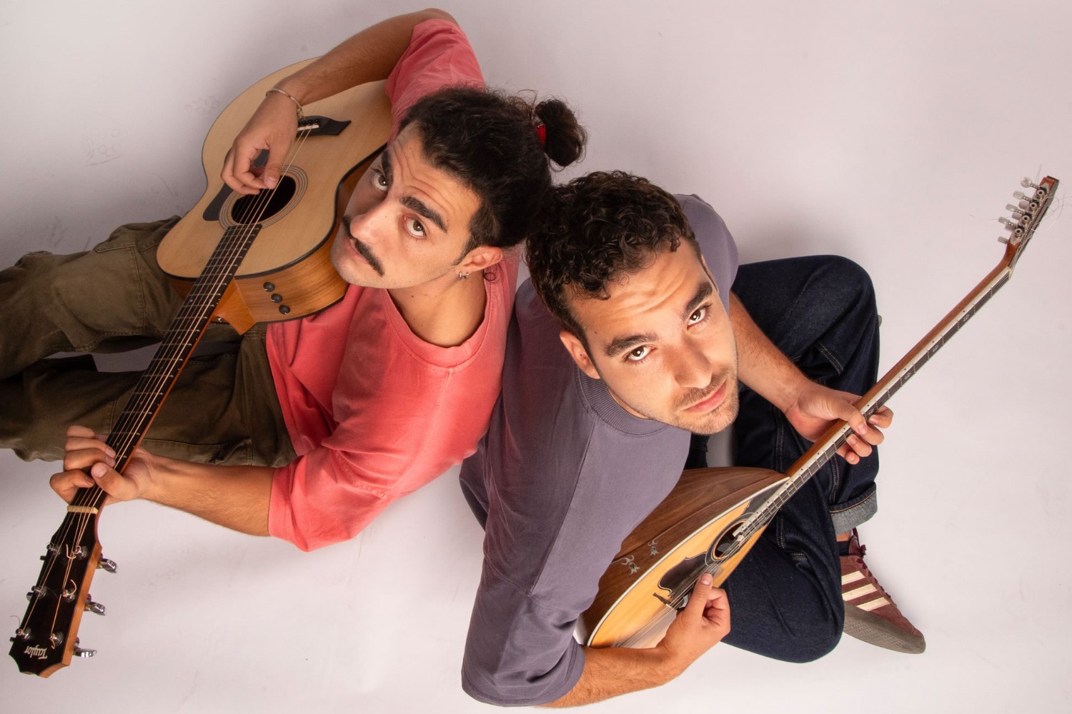 Οι Γιαγκίνηδες επιστρέφουν με το live album «Όλοι Όρθιοι» και το ρεμπέτικο βρίσκει ξανά τον δρόμο για το σήμερα