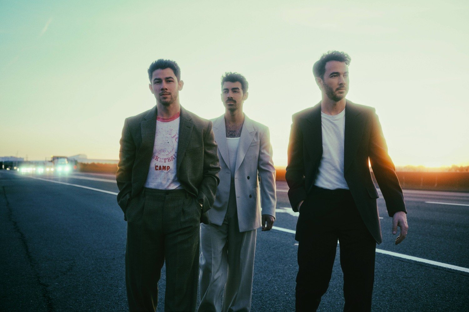 Jonas Brothers: Νοσταλγική επιστροφή στις ρίζες τους με το νέο single «Listen When Sad»