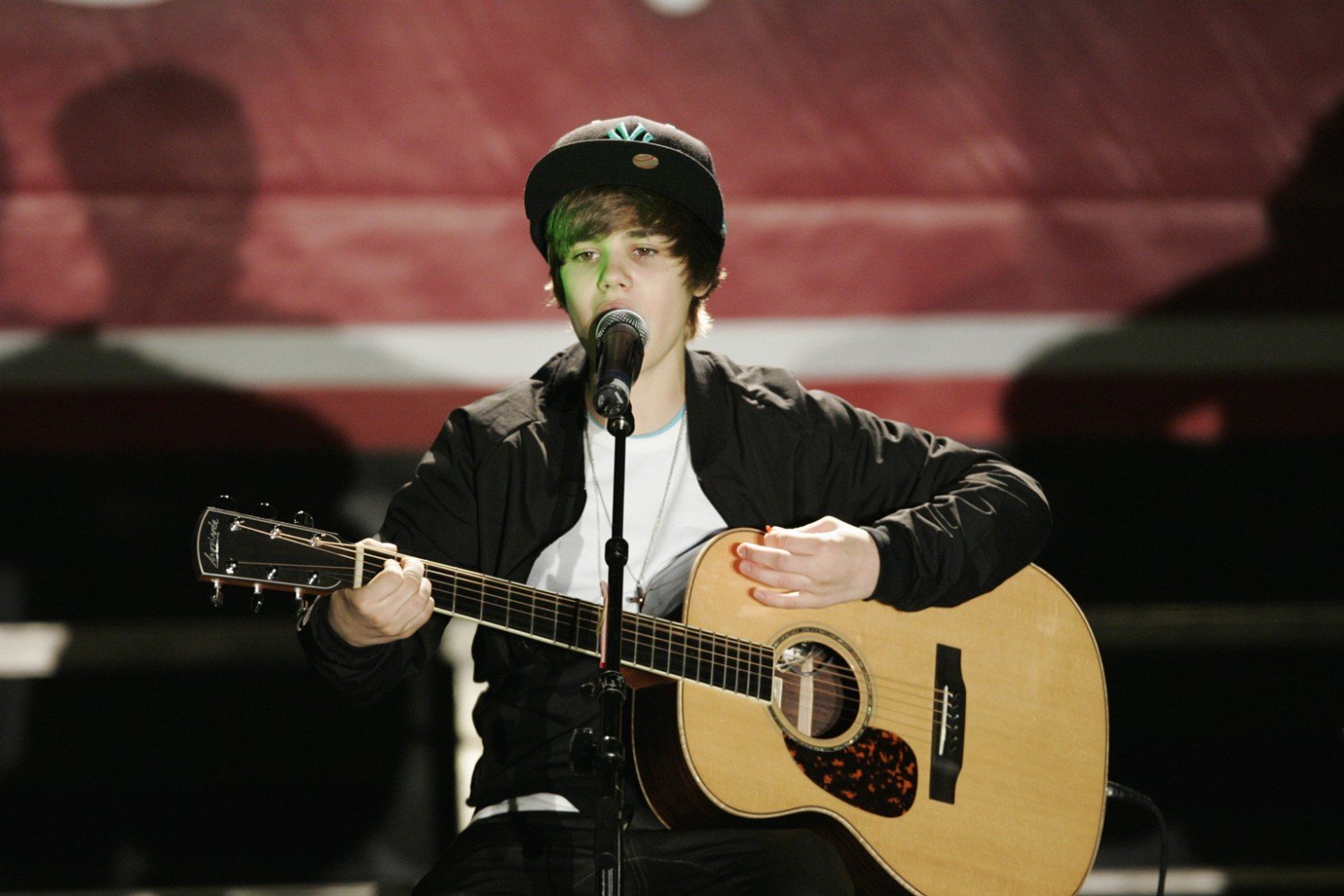 Justin Bieber: Το video του 2008 που προέβλεψε την R&B στροφή του «Swag» Justin Bieber: Το video του 2008 που προέβλεψε την R&B στροφή του «Swag»