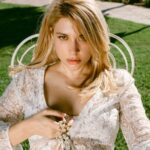 Katerine Duska – «Melancholia»: Η ήσυχη μελαγχολία του καλοκαιριού γίνεται πνοή σε ένα pop διαμάντι