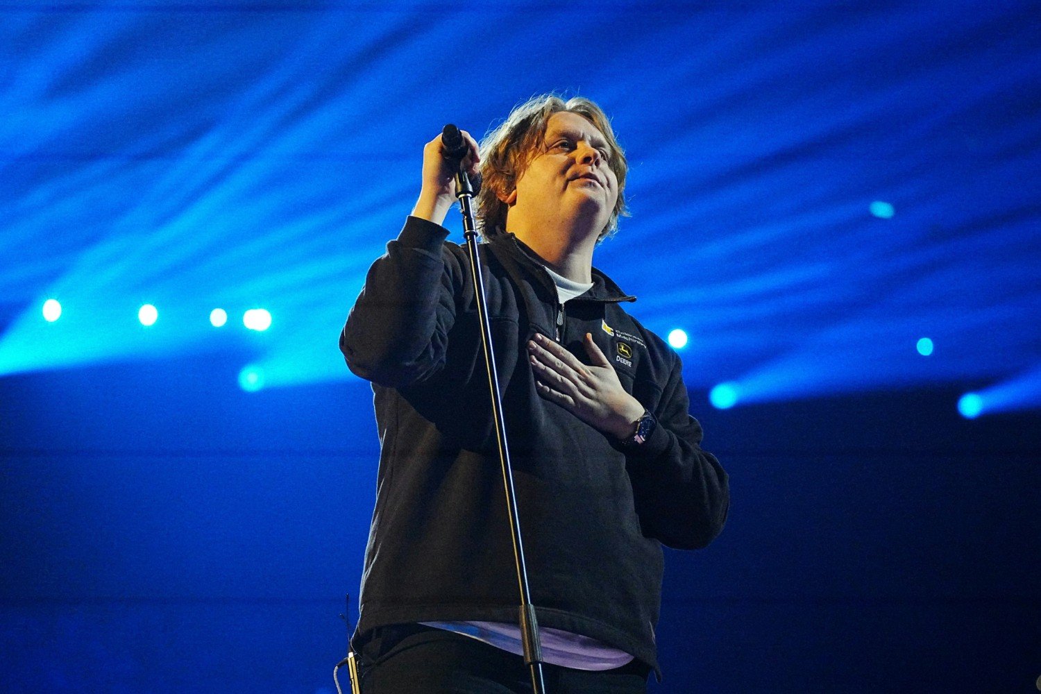 Ο Lewis Capaldi έκλεισε τις ιστορικές εμφανίσεις του στο BST Hyde Park με ένα ντουέτο – έκπληξη και μία σημαντική ανακοίνωση Ο Lewis Capaldi έκλεισε τις ιστορικές εμφανίσεις του στο BST Hyde Park με ένα ντουέτο – έκπληξη και μία σημαντική ανακοίνωση