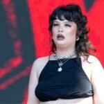 Lola Young: «Επέλεξα να πληγώνω τον εαυτό μου» – Ο εθισμός που την οδήγησε στην κατάρρευση επί σκηνής