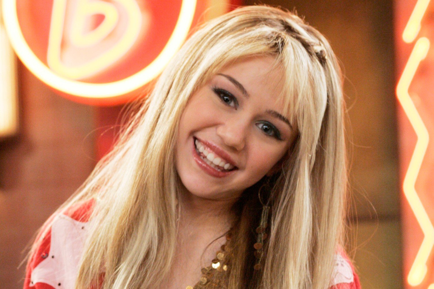 Η Miley Cyrus γίνεται ξανά «Hannah Montana» – Το μεγάλο αφιέρωμα για τα 20 χρόνια της σειράς