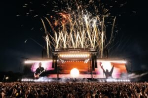 Oasis: Αντίστροφη μέτρηση για την ανακοίνωση της νέας περιοδείας τους – Το εντυπωσιακό drone show στο Μάντσεστερ