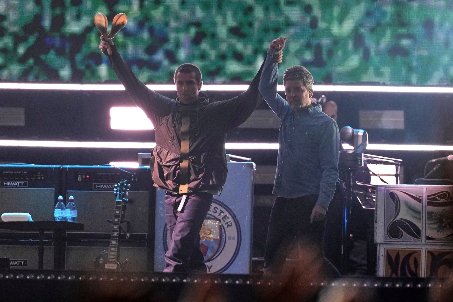 Οι Oasis αποθέωσαν τον Pep Guardiola στη μεγάλη επιστροφή τους στο Μάντσεστερ