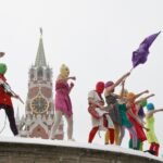 Pussy Riot: «Η μουσική είναι το όπλο μας ενάντια στο καθεστώς του Πούτιν» – Το νέο άλμπουμ τους «CYKA» σπάει τα δεσμά της λογοκρισίας