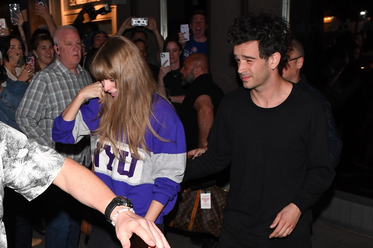 Η μητέρα του Matty Healy αφήνει αιχμές για την Taylor Swift: «Χαίρομαι που δεν έγινα πεθερά της»