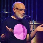 Brian Eno: «Δεν μπορούμε να μείνουμε σιωπηλοί» – Μεγάλη συναυλία αλληλεγγύης για την Παλαιστίνη στο Wembley