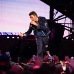 Οι Coldplay κρατούν την «Kiss Cam» στις συναυλίες τους – Παρά το σκάνδαλο με το παράνομο ζευγάρι