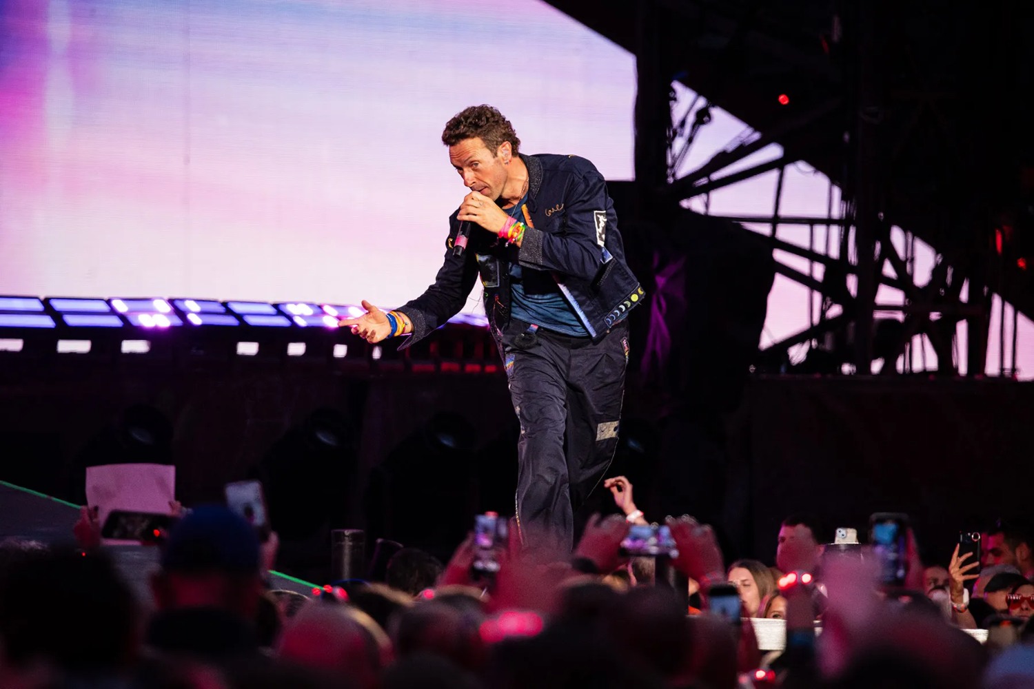Οι Coldplay κρατούν την «Kiss Cam» στις συναυλίες τους – Παρά το σκάνδαλο με το παράνομο ζευγάρι