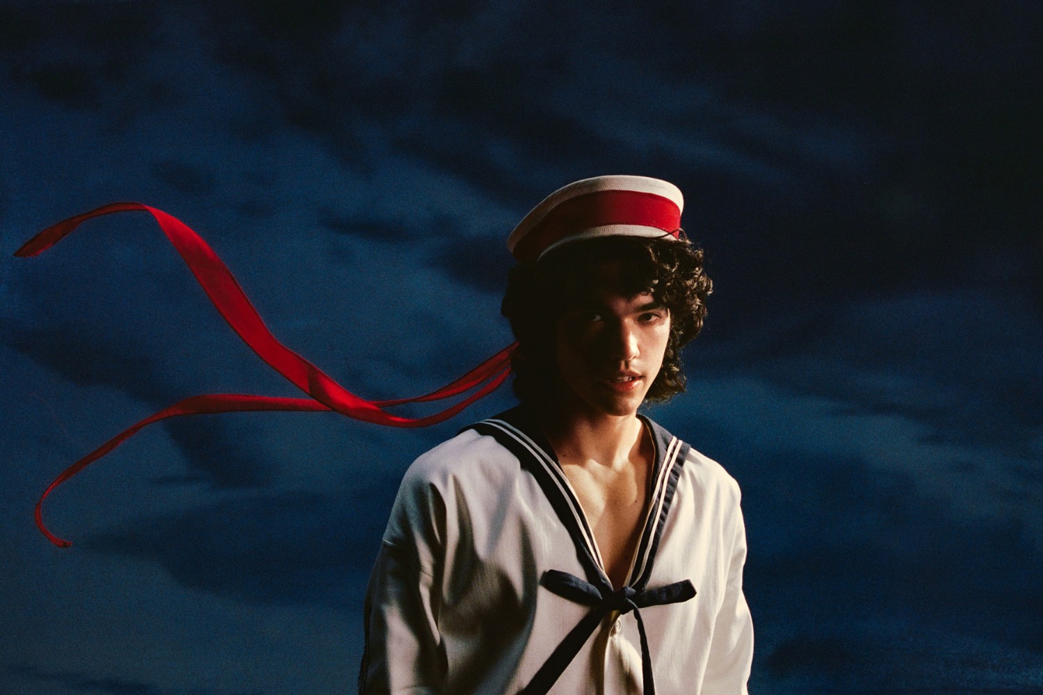 «Wishbone»: Ο Conan Gray ζεσταίνει τις καρδιές μας με ένα μουσικό γράμμα στην πρώτη αγάπη