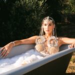 «ÉNA NERÓ»: Η Evangelia παντρεύει την ελληνική παράδοση με τον σύγχρονο διεθνή pop ήχο