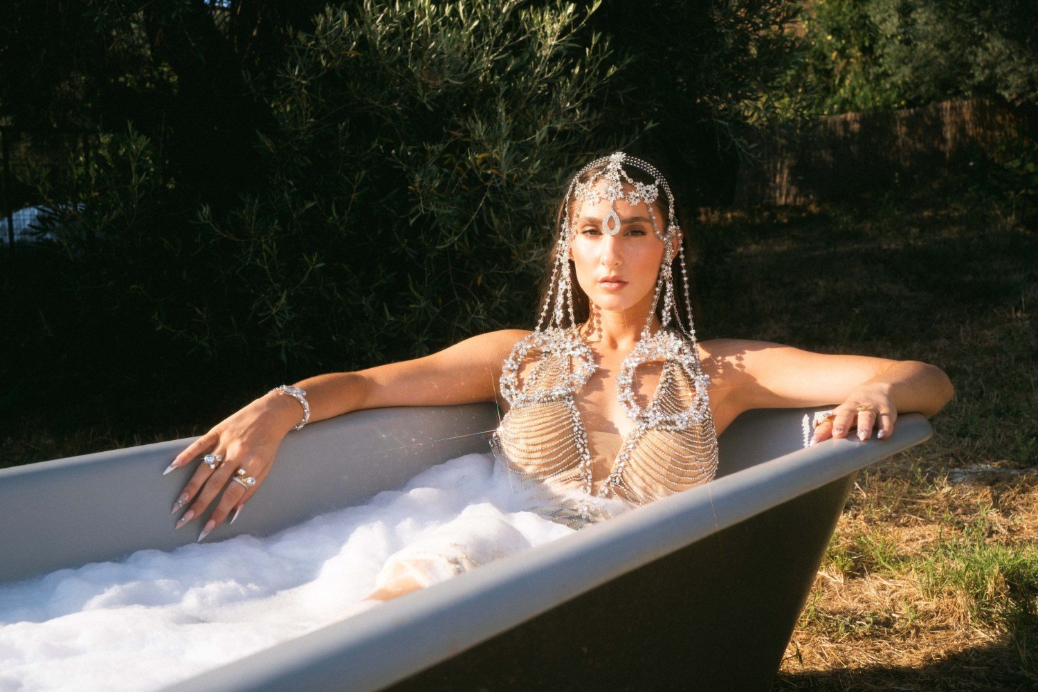 «ÉNA NERÓ»: Η Evangelia παντρεύει την ελληνική παράδοση με τον σύγχρονο διεθνή pop ήχο