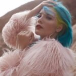 Η Halsey γιορτάζει τα 10 χρόνια του «Badlands» με ακυκλοφόρητο υλικό και σπάνιες ηχογραφήσεις