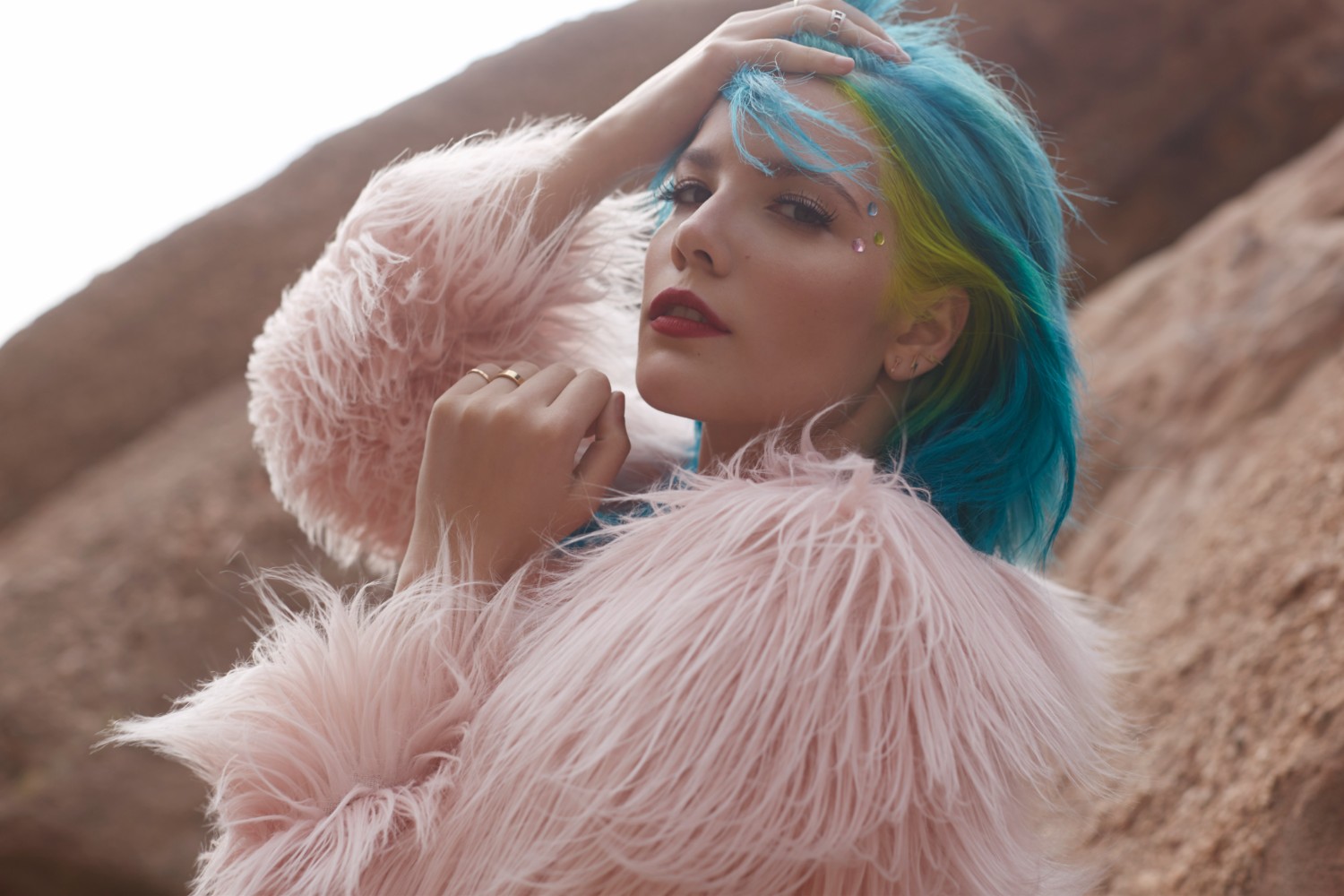 Η Halsey γιορτάζει τα 10 χρόνια του «Badlands» με ακυκλοφόρητο υλικό και σπάνιες ηχογραφήσεις