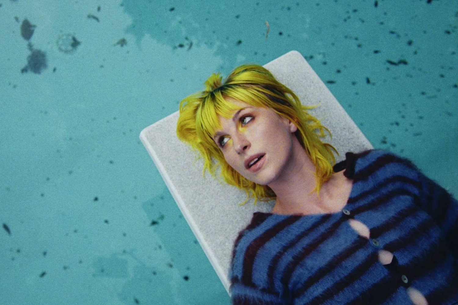 Η Hayley Williams αναζητά το χαμένο σπίτι της καρδιάς στο video του «Glum»