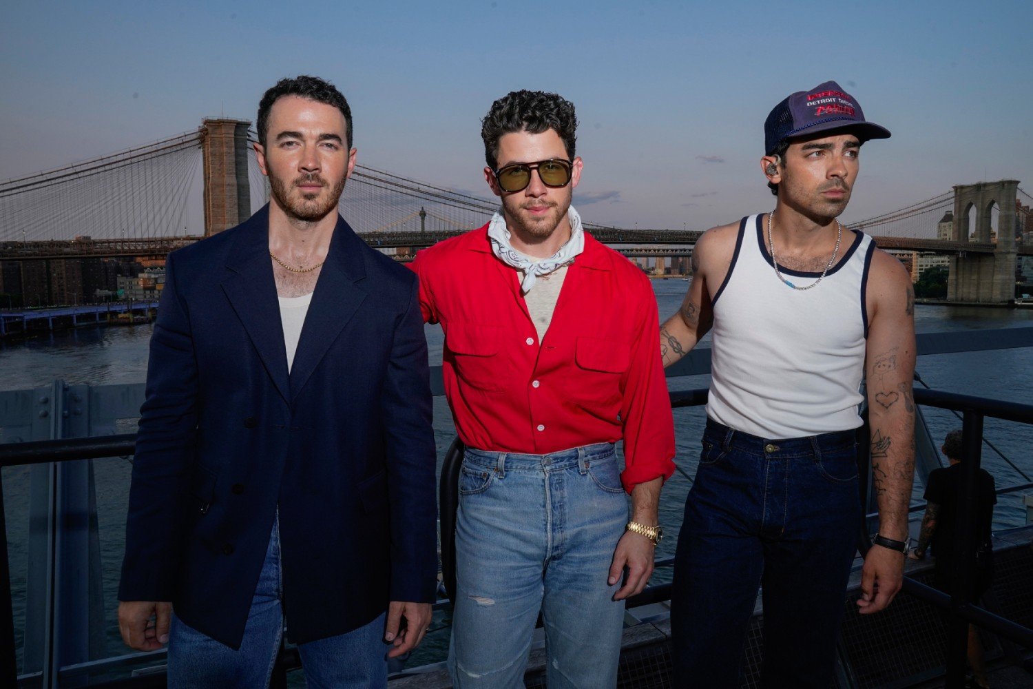 Jonas Brothers: Ο Joe Jonas απαντά με χιούμορ στις αντιδράσεις για την εμφάνισή τους που δίχασε