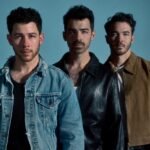 Οι Jonas Brothers επιστρέφουν στον τόπο της καρδιάς τους με το νέο άλμπουμ «Greetings From Your Hometown»