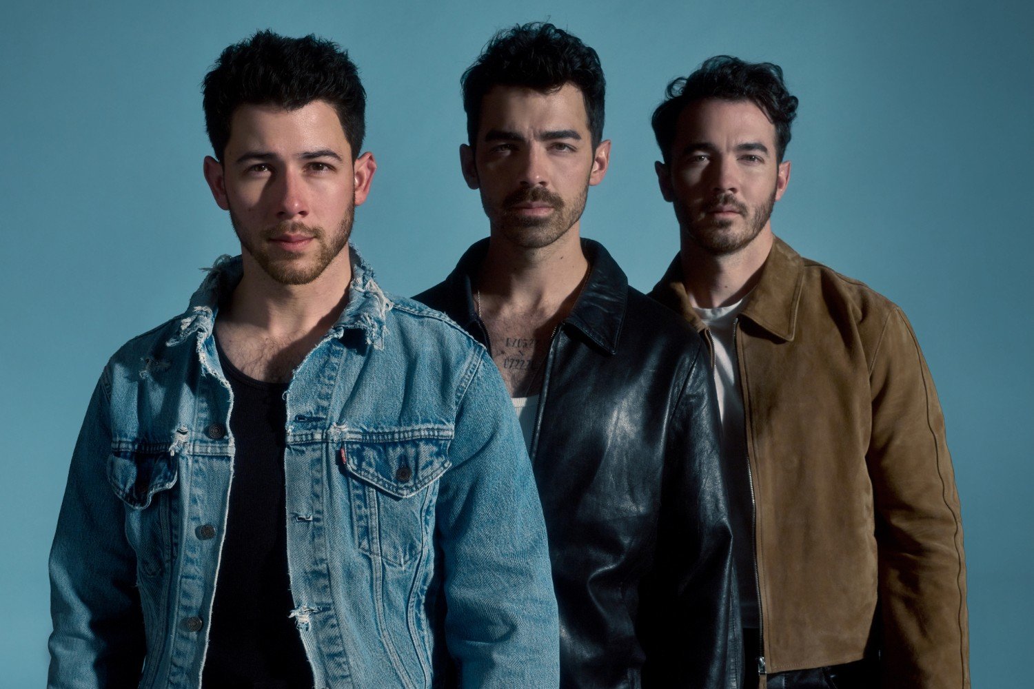 Οι Jonas Brothers επιστρέφουν στον τόπο της καρδιάς τους με το νέο άλμπουμ «Greetings From Your Hometown»