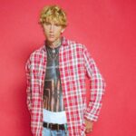Γιατί ο Machine Gun Kelly κάλυψε όλο το σώμα του με μαύρο τατουάζ: «Ήταν το χειρότερο βασανιστήριο»