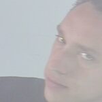 «Obsession»: Ο Oliver Sim επιστρέφει με ήχο που μαγνητίζει – Ένα πορτρέτο πάθους και επιθυμίας