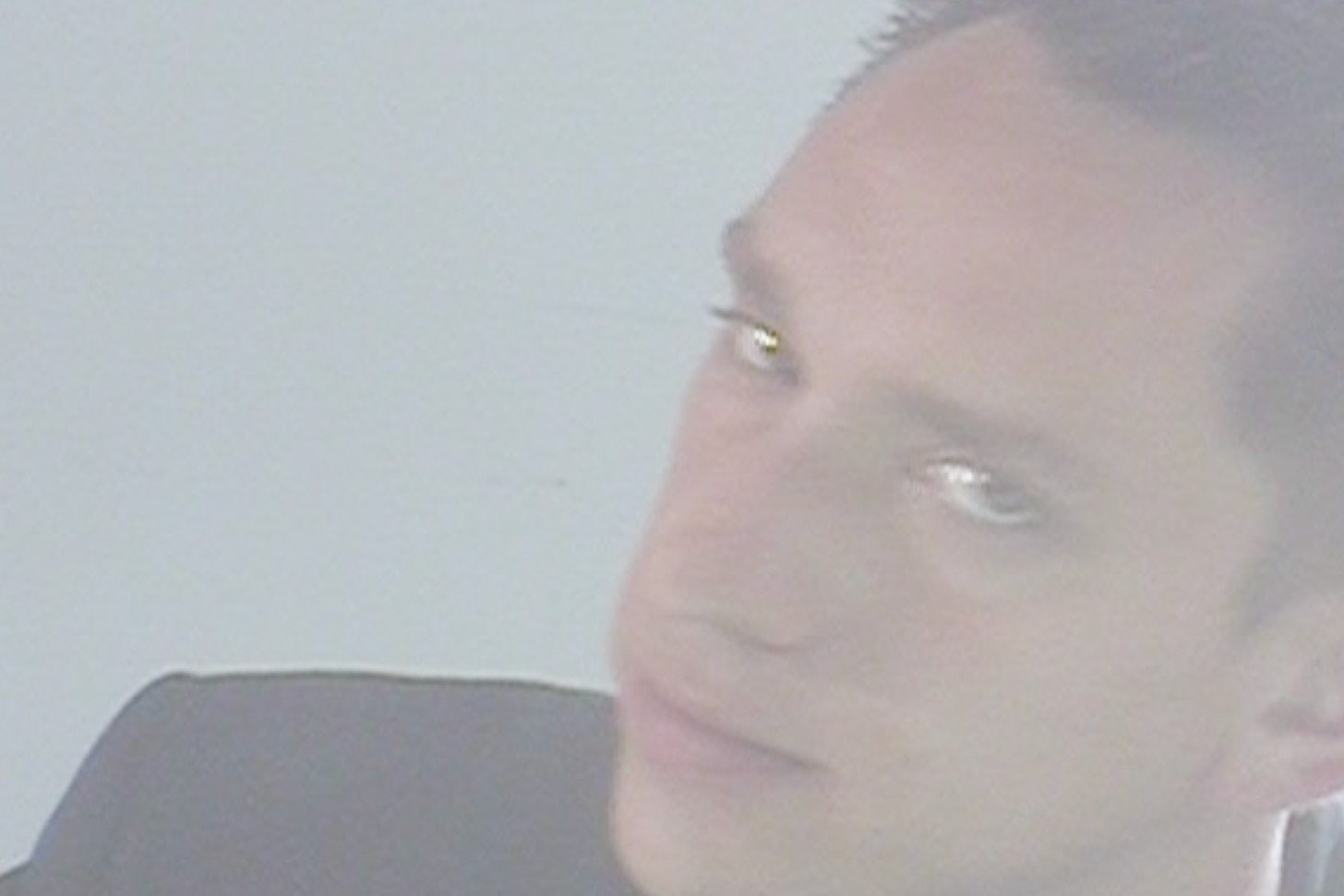 «Obsession»: Ο Oliver Sim επιστρέφει με ήχο που μαγνητίζει – Ένα πορτρέτο πάθους και επιθυμίας