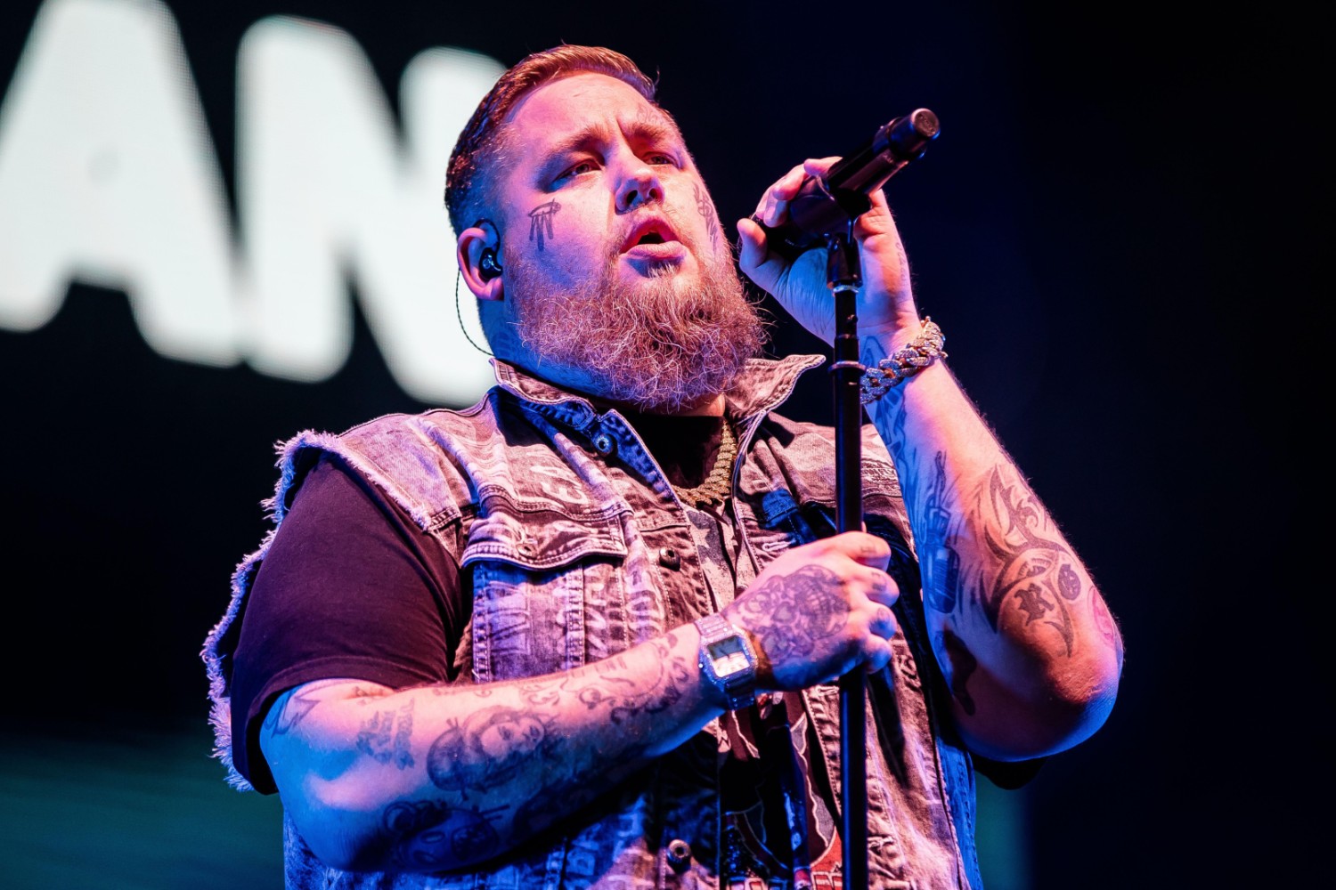 Rag’n’Bone Man: «Κολλημένος» σε νοσοκομείο στη Λιθουανία – Η ξαφνική περιπέτεια υγείας