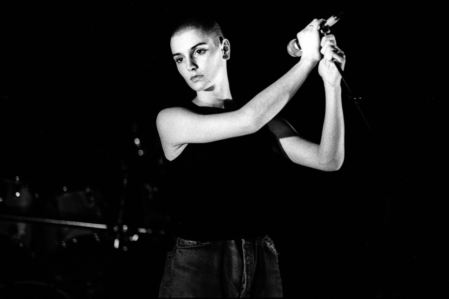 Sinéad O’Connor: Το ξυρισμένο κεφάλι δεν ήταν μόδα – ήταν η πιο δυνατή κραυγή ελευθερίας