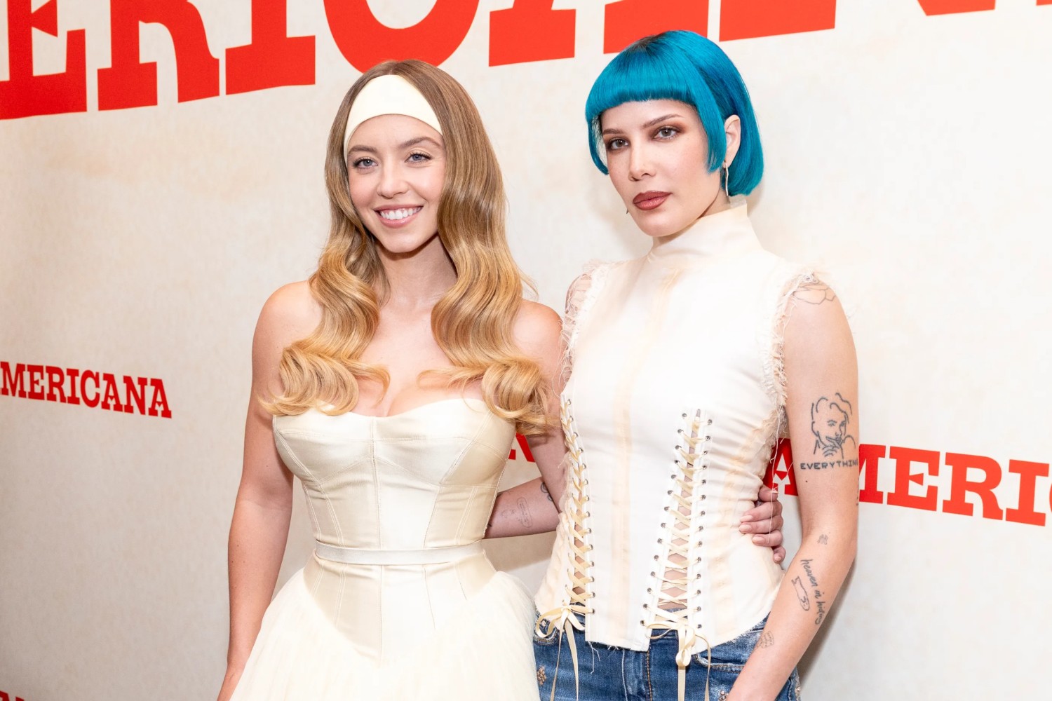 Η Halsey υπερασπίζεται τη Sydney Sweeney μετά την εμπορική αποτυχία του «Americana»