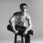 Ο YUNGBLUD ανακοινώνει το «IDOLS II» και περνά από το σκοτάδι στο φως