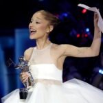 MTV VMA 2025: Η Ariana Grande κέρδισε το Βίντεο της Χρονιάς και ευχαρίστησε «τον ψυχοθεραπευτή της και τους gay»