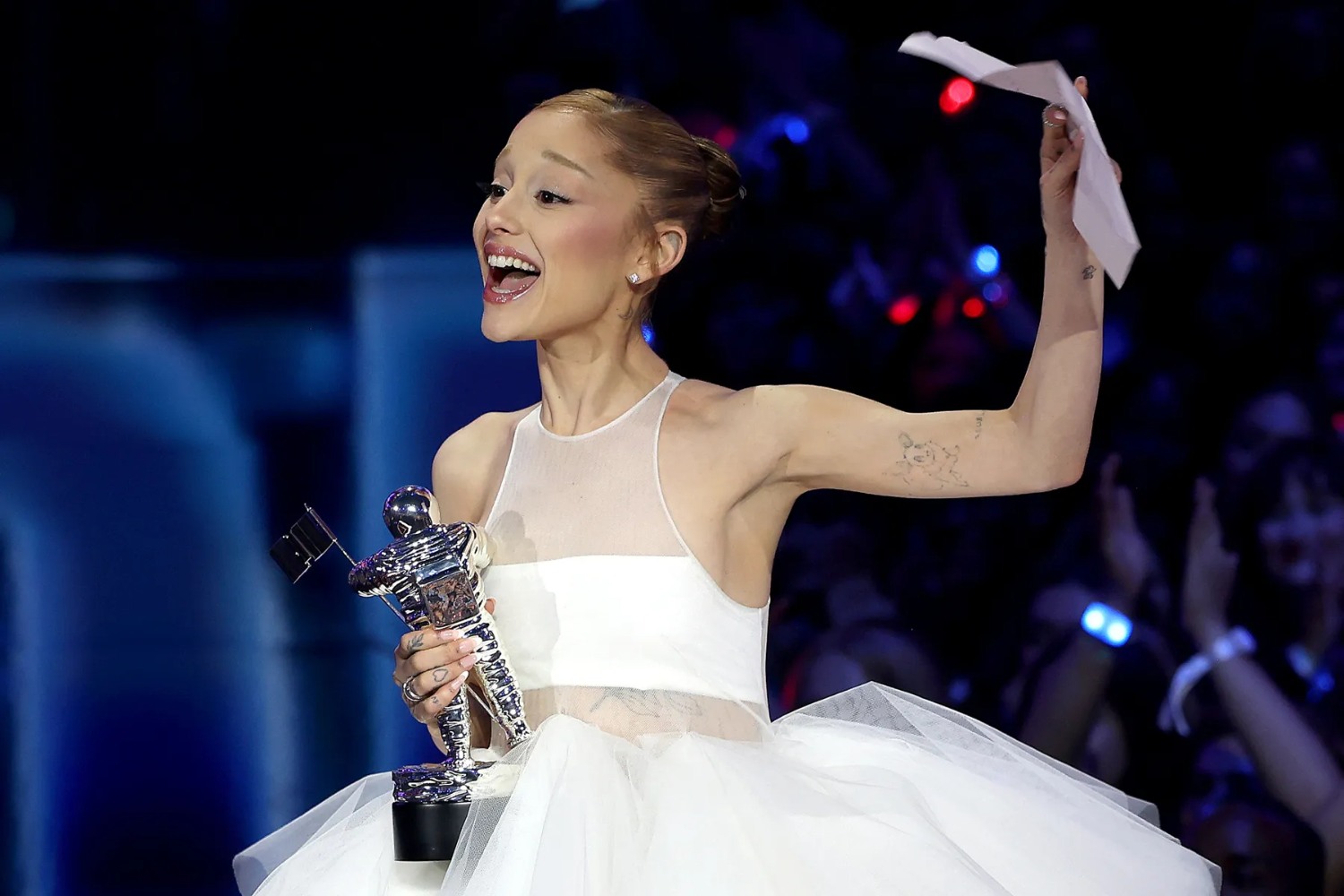 MTV VMA 2025: Η Ariana Grande κέρδισε το Βίντεο της Χρονιάς και ευχαρίστησε «τον ψυχοθεραπευτή της και τους gay»