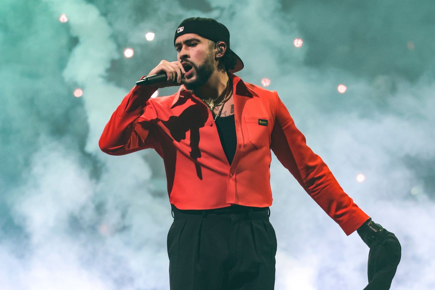 Ο Bad Bunny φόρεσε την ιστορία του ποδοσφαίρου: Εμφανίστηκε στη σκηνή με το θρυλικό μπουφάν του Πελέ από το Μουντιάλ του 1966