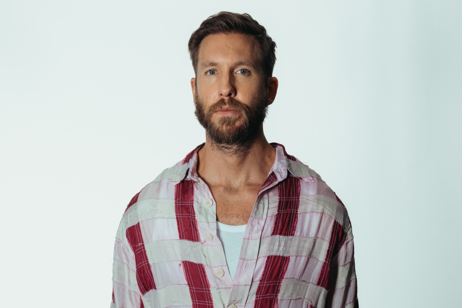 «Ocean»: Calvin Harris και Jessie Reyez βυθίζονται σε μια ηλεκτρονική θάλασσα συναισθημάτων