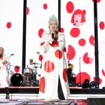 Η Cyndi Lauper βρίσκει έμπνευση με μια… σκούπα στο χέρι: «Μου έρχονται τραγούδια όταν καθαρίζω»