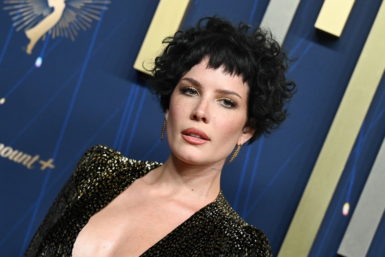 Η Halsey συνεχίζει τη μάχη με τη λευχαιμία: «Μόλις έκανα μερικές ακόμα χημειοθεραπείες»