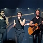 Jonas Brothers και 5 Seconds of Summer μοιράστηκαν τη σκηνή και «γκρέμισαν» το Λος Άντζελες