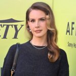 Η Lana Del Rey αποστομώνει τις φήμες περί πλαστικής επέμβασης
