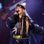 Η Lola Young επιστρέφει στη σκηνή και ανοίγει μία νέα σελίδα
