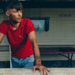 Ο Louis Tomlinson βρίσκει τον εαυτό του στο «Palaces» — και μας καλεί να κάνουμε το ίδιο